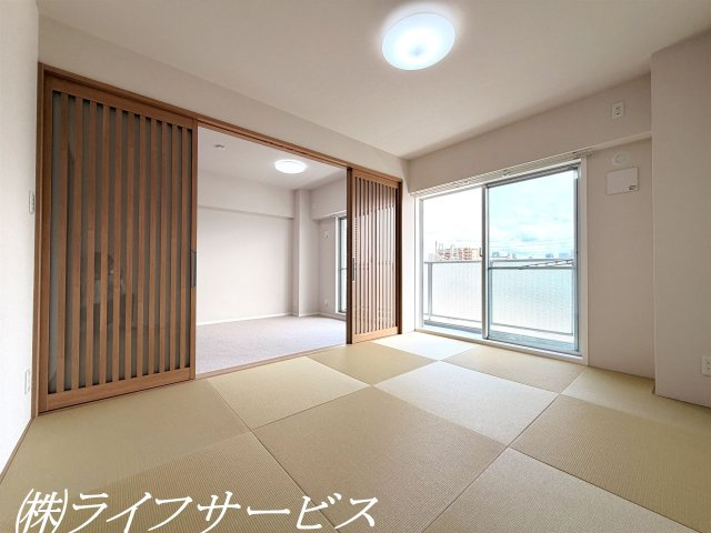 和室6帖/押入れ有！陽当り良好！琉球風畳と明かりを取り込めるスケルトンの建具を採用！和モダンな印象のお部屋です！