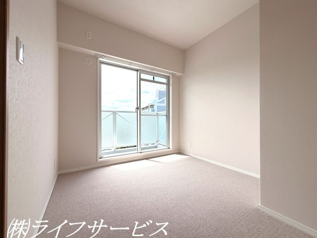 洋室4.3帖/クローゼット有！南西向きのバルコニーに面した陽当り良好のお部屋です！