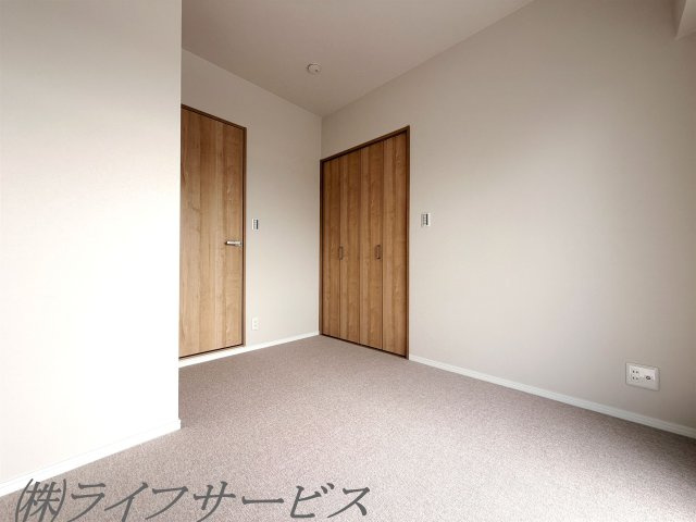 洋室4.3帖/クローゼット有！南西向きのバルコニーに面した陽当り良好のお部屋です！