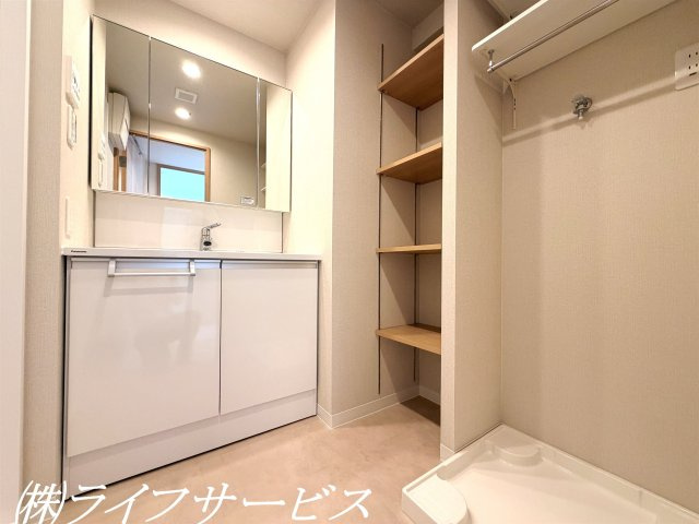 洗面所／可動棚あり！洗濯パンの上部にも棚がございます！