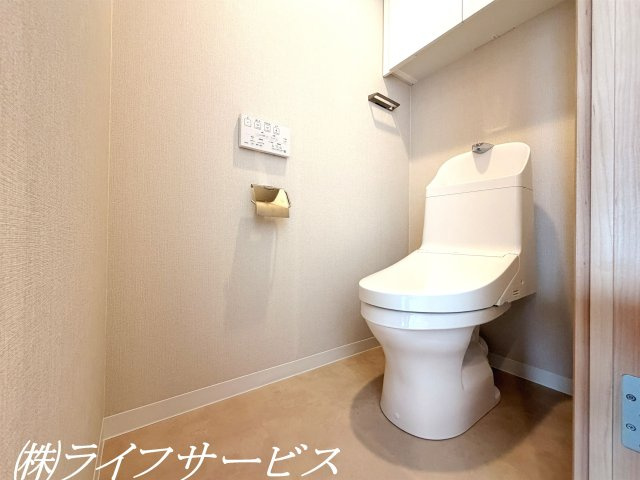 温水洗浄便座付トイレ新調・吊戸棚あり！