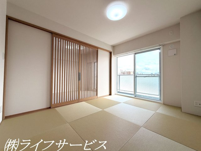 和室6帖/押入れ有！陽当り良好！琉球風畳と明かりを取り込めるスケルトンの建具を採用！和モダンな印象のお部屋です！