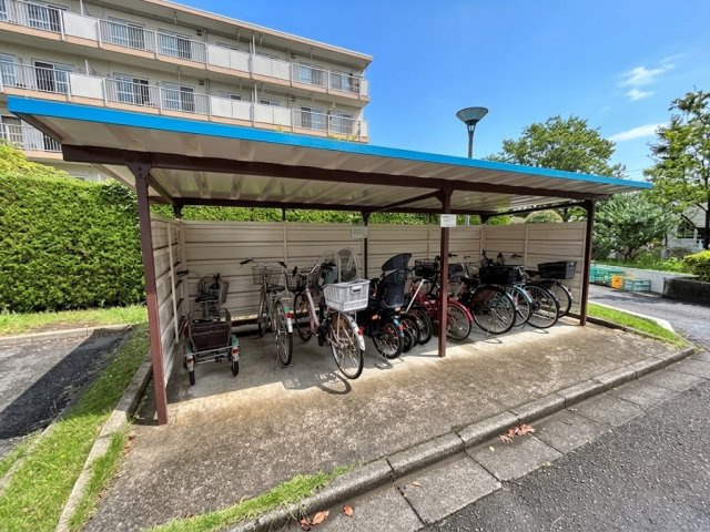 屋根の付いた自転車置場