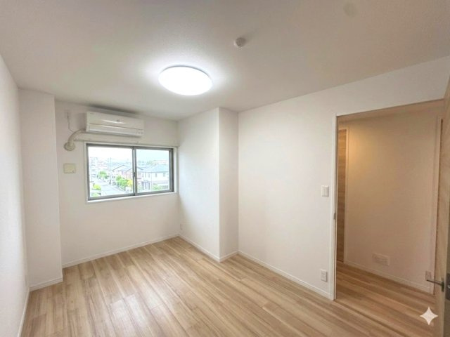 6.1帖の洋室です。居室の中では一番広い為、主寝室としてご活用できます。
