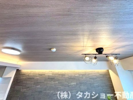 リビングの天井はオシャレになっております!!