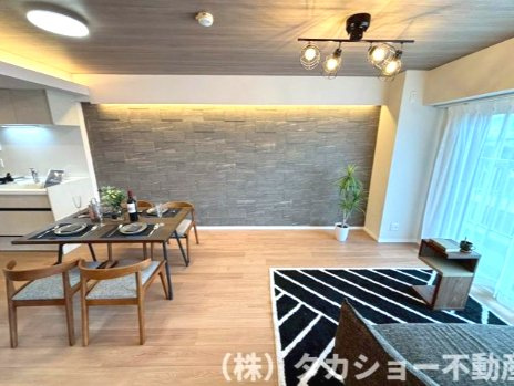 リビングのアクセントはエコカラットを採用しております☆彡
