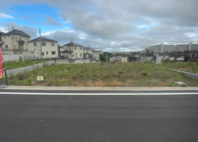 土地の形が極端に長細かったり、狭小地、あるいは道路との高低差がある傾斜地だった場合、後々売ろうとしても買い手がつかない場合もあります。後々、売却することになった時に価値の下がらない土地を選びましょう。