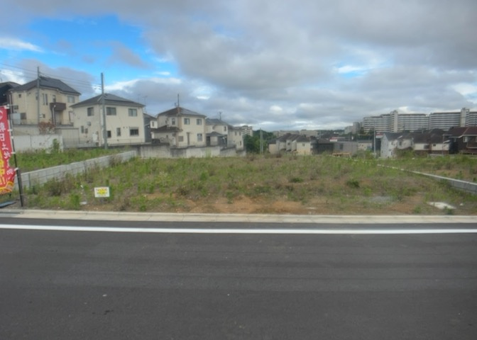 土地の面積＝住宅面積ではありません。建ぺい率の問題などで、土地のある場所によって住宅を建てられる面積は限られています。高さもしかり、「土地」という言葉の中には、建築条件も含まれると考えておきましょう。
