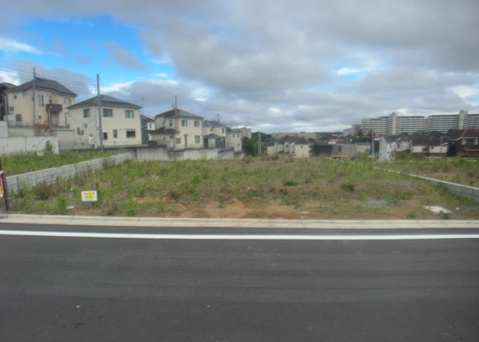 家を建てる場合、方位は要チェックです。現実的に日当たりのよい家ならばリビングは南側、建築基準法でも北側に当たる家への配慮は求められています。土地を見学に行く際は、方位磁針を持って行くようにしましょう。