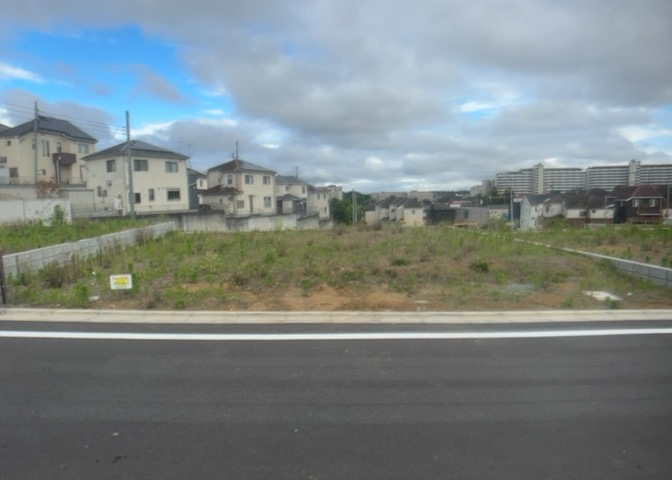 土地を買う際、住む地域の自治体や福祉の補助制度にも注目してみましょう。子供や老人の医療補助やゴミ出しのルールなど、自治体によってルールに大きな違いがあるため、暮らしやすい土地で判断するとよいでしょう。
