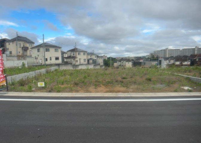 土地の前の道路に消火栓が設置されていることがあります。この場合、道路交通法第45条第1項により、駐車禁止の場所が指定されています。そのため、車庫などの駐車スペースをつくることができない場合があります。