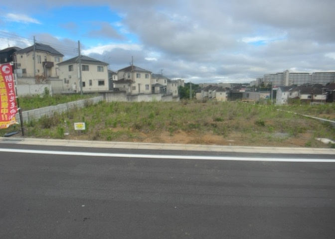 現地に行くなら、物件の周囲の地形がどうなっているかを見ることも大切です。周辺より低くなっている土地では、大雨などで水が集まりやすいため、地盤が弱くなっているということも考えられるため、注意が必要です。