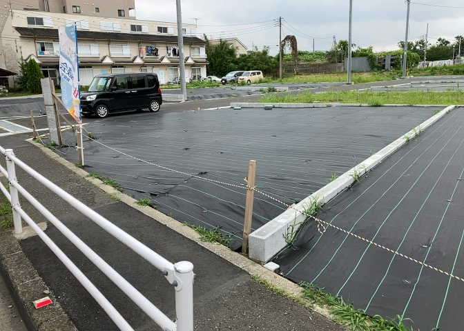 土地の面積＝住宅面積ではありません。建ぺい率の問題などで、土地のある場所によって住宅を建てられる面積は限られています。高さもしかり、「土地」という言葉の中には、建築条件も含まれると考えておきましょう。