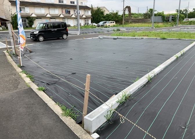 家を建てる場合、方位は要チェックです。現実的に日当たりのよい家ならばリビングは南側、建築基準法でも北側に当たる家への配慮は求められています。土地を見学に行く際は、方位磁針を持って行くようにしましょう。