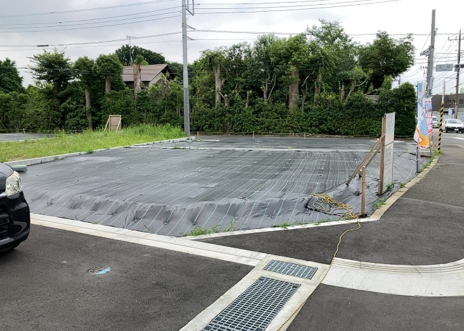 土地の前の道路に消火栓が設置されていることがあります。この場合、道路交通法第45条第1項により、駐車禁止の場所が指定されています。そのため、車庫などの駐車スペースをつくることができない場合があります。