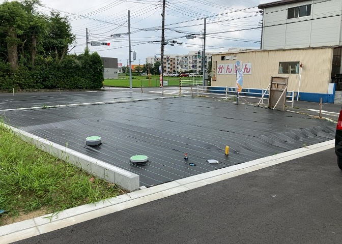 現地に行くなら、物件の周囲の地形がどうなっているかを見ることも大切です。周辺より低くなっている土地では、大雨などで水が集まりやすいため、地盤が弱くなっているということも考えられるため、注意が必要です。