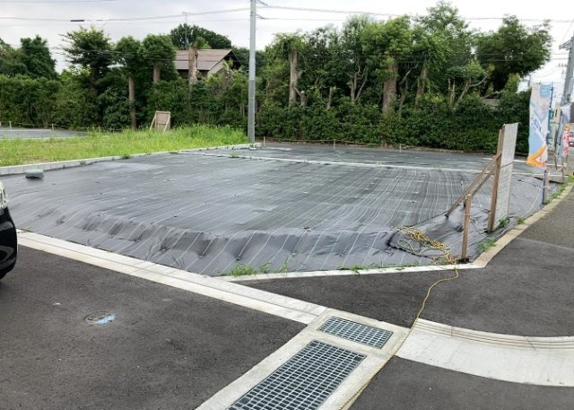土地購入を検討されている場合、境界杭がない状態で購入してしまうと境界確定測量をする必要があり、費用がかかります。購入の前に、売主、隣土地所有者立ち合いのもと境界を確定し境界杭を設置するのがベストです。