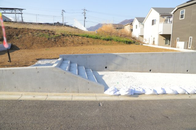 土地購入を検討されている場合、境界杭がない状態で購入してしまうと境界確定測量をする必要があり、費用がかかります。購入の前に、売主、隣土地所有者立ち合いのもと境界を確定し境界杭を設置するのがベストです。
