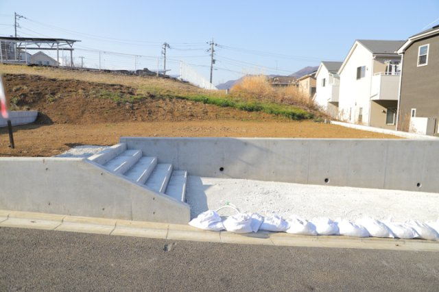 家を建てる前提で土地を探している場合、地盤の丈夫さは譲れない条件の一つです。地盤が脆弱だと追加工事が必要となります。また、過去に地盤沈下や液状化現象を起こした土地は、できるだけ避けた方がいいでしょう。