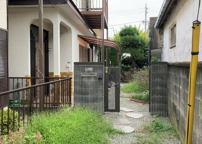 土地の形が極端に長細かったり、狭小地、あるいは道路との高低差がある傾斜地だった場合、後々売ろうとしても買い手がつかない場合もあります。後々、売却することになった時に価値の下がらない土地を選びましょう。