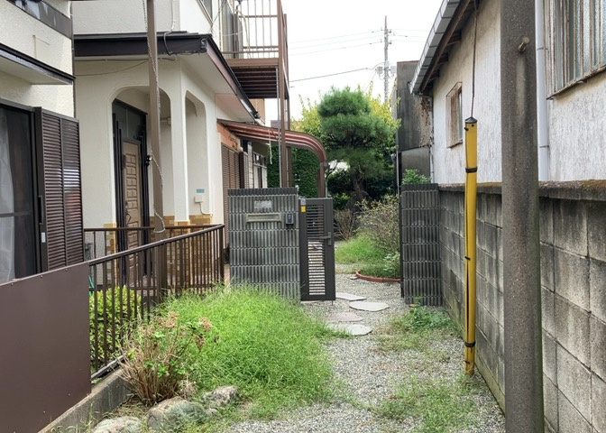 土地の面積＝住宅面積ではありません。建ぺい率の問題などで、土地のある場所によって住宅を建てられる面積は限られています。高さもしかり、「土地」という言葉の中には、建築条件も含まれると考えておきましょう。