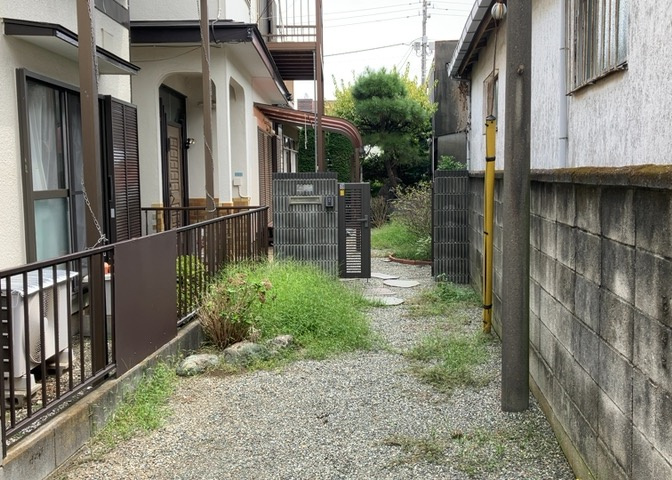 家を建てる場合、方位は要チェックです。現実的に日当たりのよい家ならばリビングは南側、建築基準法でも北側に当たる家への配慮は求められています。土地を見学に行く際は、方位磁針を持って行くようにしましょう。