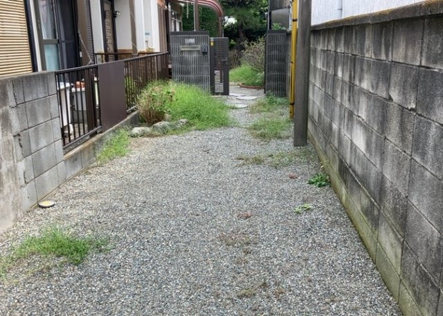 土地の前の道路に消火栓が設置されていることがあります。この場合、道路交通法第45条第1項により、駐車禁止の場所が指定されています。そのため、車庫などの駐車スペースをつくることができない場合があります。