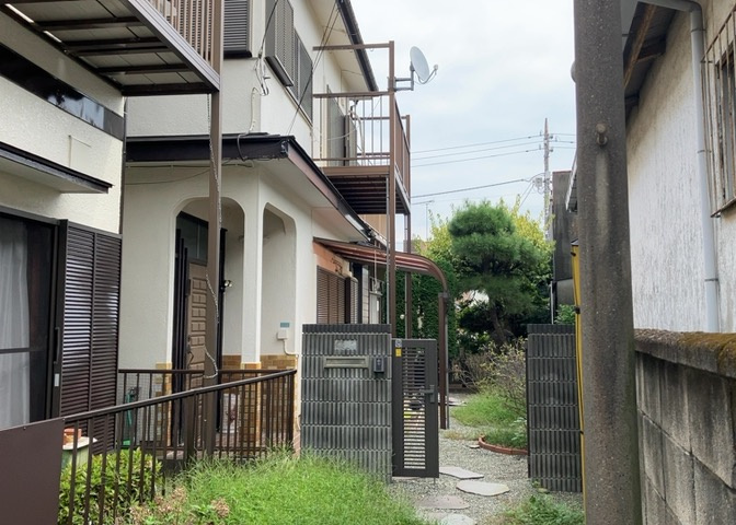 現地に行くなら、物件の周囲の地形がどうなっているかを見ることも大切です。周辺より低くなっている土地では、大雨などで水が集まりやすいため、地盤が弱くなっているということも考えられるため、注意が必要です。