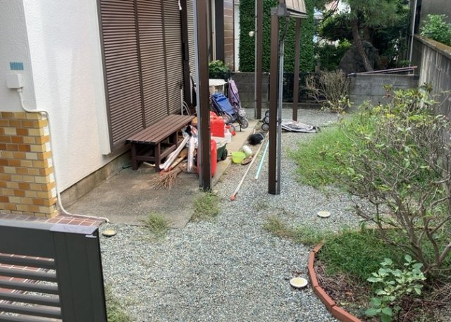 土地購入を検討されている場合、境界杭がない状態で購入してしまうと境界確定測量をする必要があり、費用がかかります。購入の前に、売主、隣土地所有者立ち合いのもと境界を確定し境界杭を設置するのがベストです。