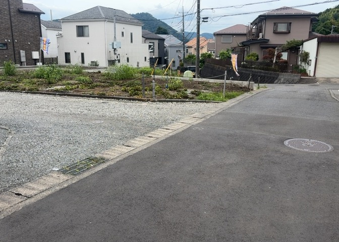 土地の形が極端に長細かったり、狭小地、あるいは道路との高低差がある傾斜地だった場合、後々売ろうとしても買い手がつかない場合もあります。後々、売却することになった時に価値の下がらない土地を選びましょう。