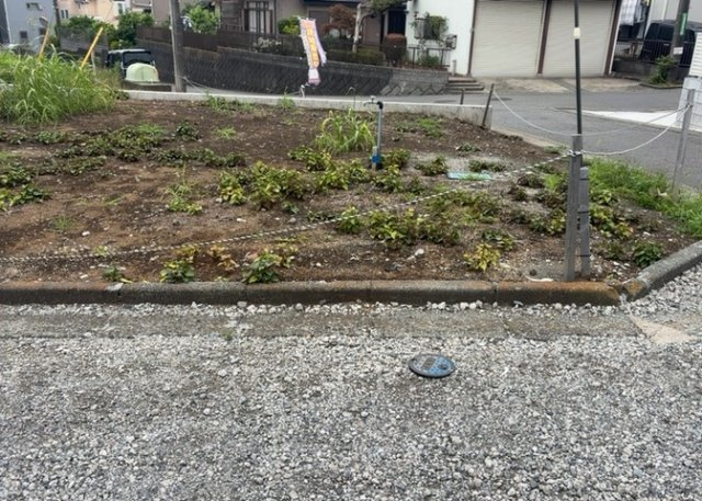 土地の面積＝住宅面積ではありません。建ぺい率の問題などで、土地のある場所によって住宅を建てられる面積は限られています。高さもしかり、「土地」という言葉の中には、建築条件も含まれると考えておきましょう。