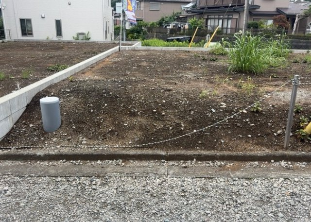 家を建てる場合、方位は要チェックです。現実的に日当たりのよい家ならばリビングは南側、建築基準法でも北側に当たる家への配慮は求められています。土地を見学に行く際は、方位磁針を持って行くようにしましょう。
