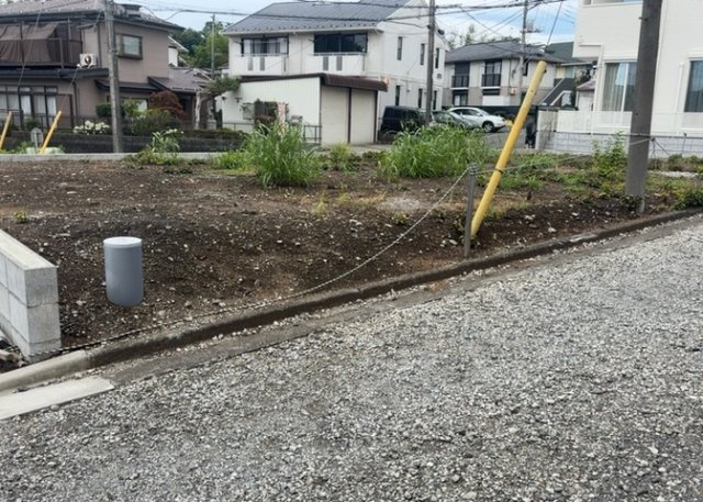 土地を買う際、住む地域の自治体や福祉の補助制度にも注目してみましょう。子供や老人の医療補助やゴミ出しのルールなど、自治体によってルールに大きな違いがあるため、暮らしやすい土地で判断するとよいでしょう。