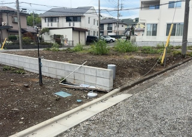 土地の前の道路に消火栓が設置されていることがあります。この場合、道路交通法第45条第1項により、駐車禁止の場所が指定されています。そのため、車庫などの駐車スペースをつくることができない場合があります。