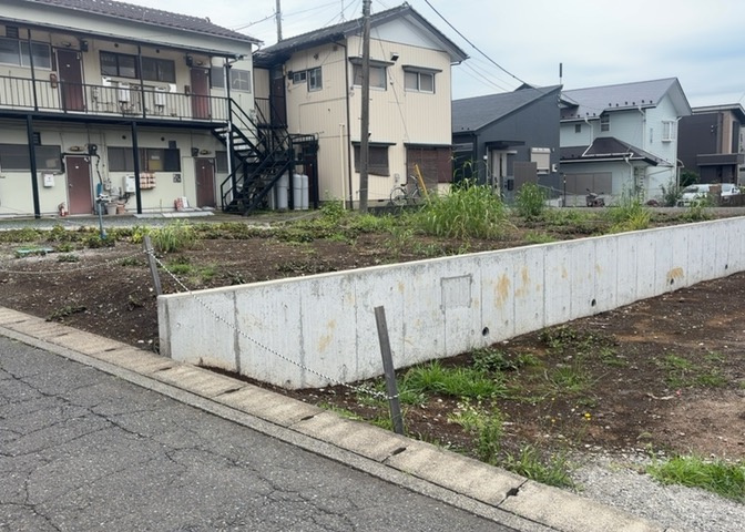 現地に行くなら、物件の周囲の地形がどうなっているかを見ることも大切です。周辺より低くなっている土地では、大雨などで水が集まりやすいため、地盤が弱くなっているということも考えられるため、注意が必要です。