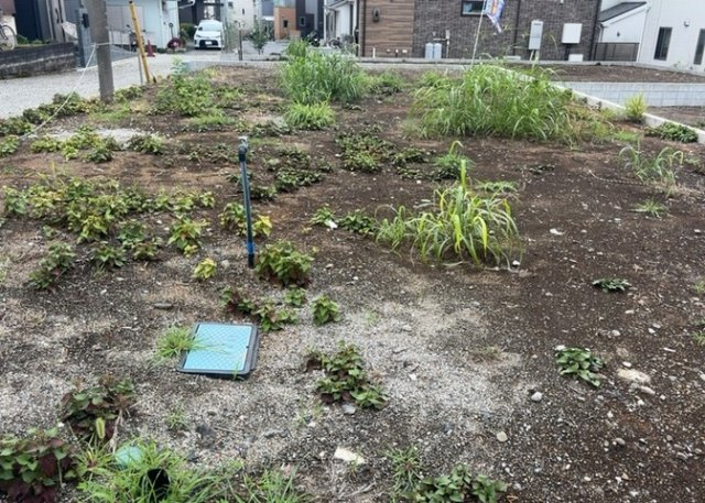 土地購入を検討されている場合、境界杭がない状態で購入してしまうと境界確定測量をする必要があり、費用がかかります。購入の前に、売主、隣土地所有者立ち合いのもと境界を確定し境界杭を設置するのがベストです。