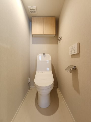 【トイレ】　シンプルで清潔感のあるトイレ空間です。
