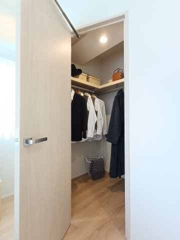 【洋室2　収納】　各部屋に収納を備え、衣類や荷物もすっきり整理できます。