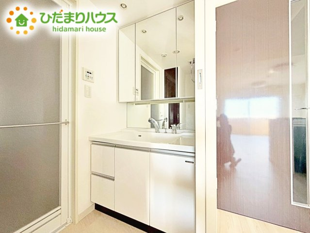 三面鏡は自分では見えにくいところまで見ることができるので、身だしなみを整える際などにはとても便利です(*^^*)
