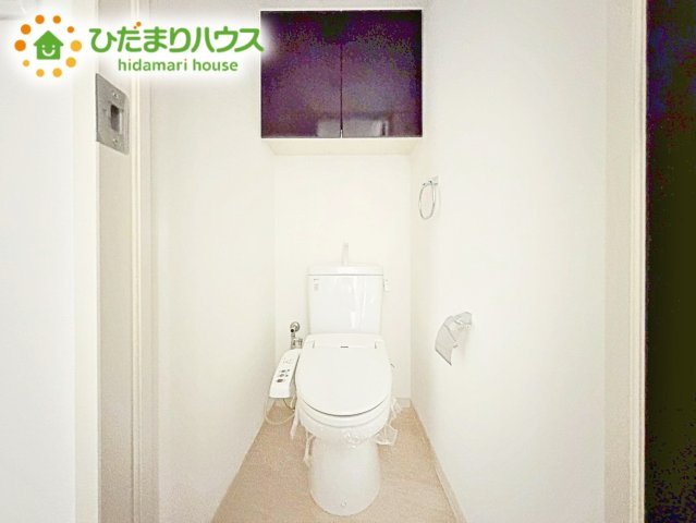 白を基調としたトイレは、インテリア次第でどんな空間になるかワクワクしますね♪