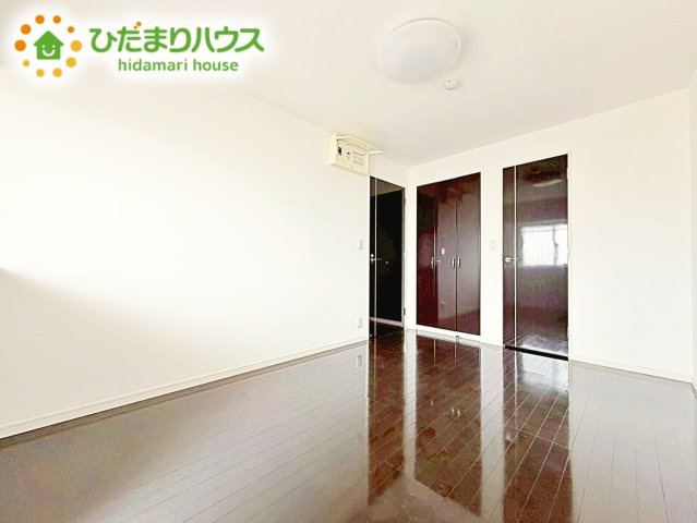 家族一人ひとりの大切なプライベート空間。趣味に合わせて使って頂けるようシンプルに仕上げてあります。暮らし心地を大きく左右する収納を、適材適所に配置し使い勝手を考慮しました。