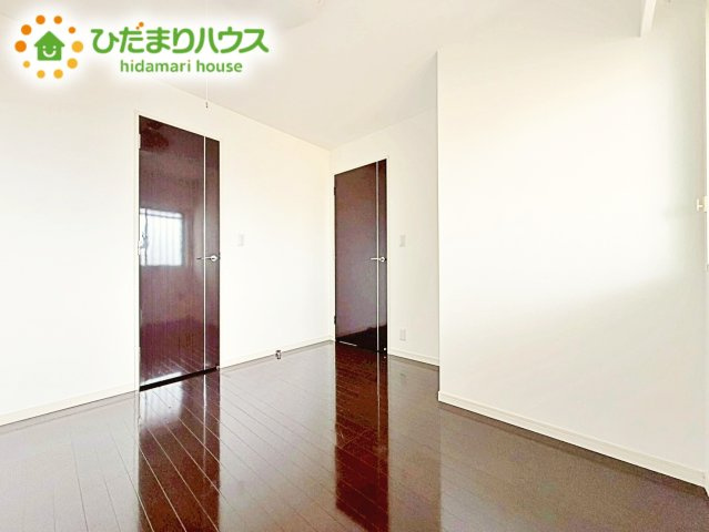 室内には収納スペースもあり、衣類や小物類をたっぷり収納可能。お部屋をより広くお使いいただけます。