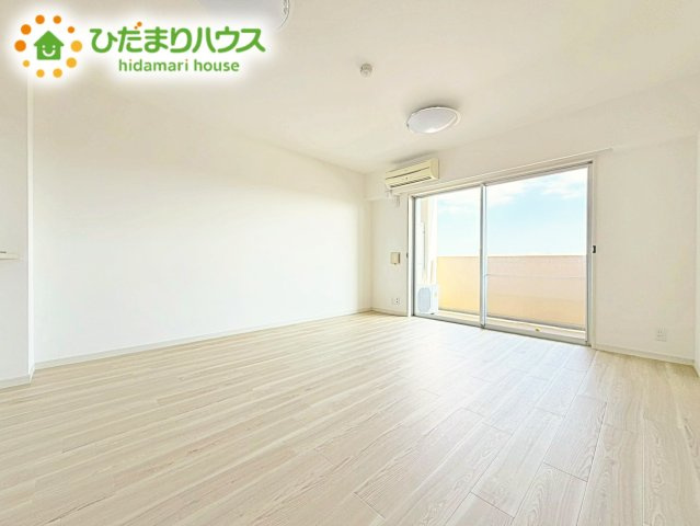 奥行き感あるLDK。一体の空間ながらほどよい距離を保ち、家族がおもいおもいに好きな場所で寛げます。
