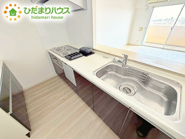料理をしながらでも、ご家族との会話を楽しめる対面式キッチン♪