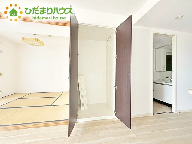 食材の買い置きなどをたっぷり収納。サッと取り出しやすいのがポイントです。