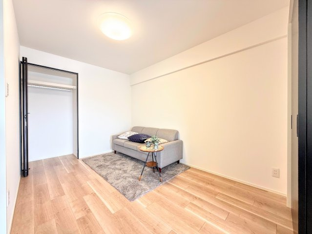 ◆室内はいつも明るい印象なので気持ちの良い朝を迎えられます。各部屋にはクローゼットを完備しており、収納が多いお家はすっきりして快適空間です。