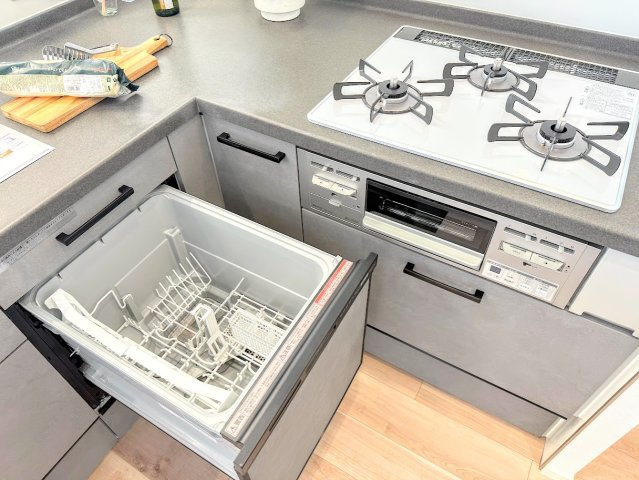 ◆食後の食器洗いは食洗機にお任せ！ご家族と団らんの時間を。家事の時短に効果大の食洗器付き。高温洗浄、節水効果もございます。