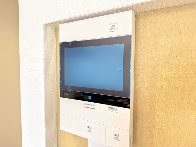 ◆玄関に行かなくても来訪者が確認でき、ハンズフリーで会話をすることが出来ます。モニターを確認する事によって防犯効果も高まります。