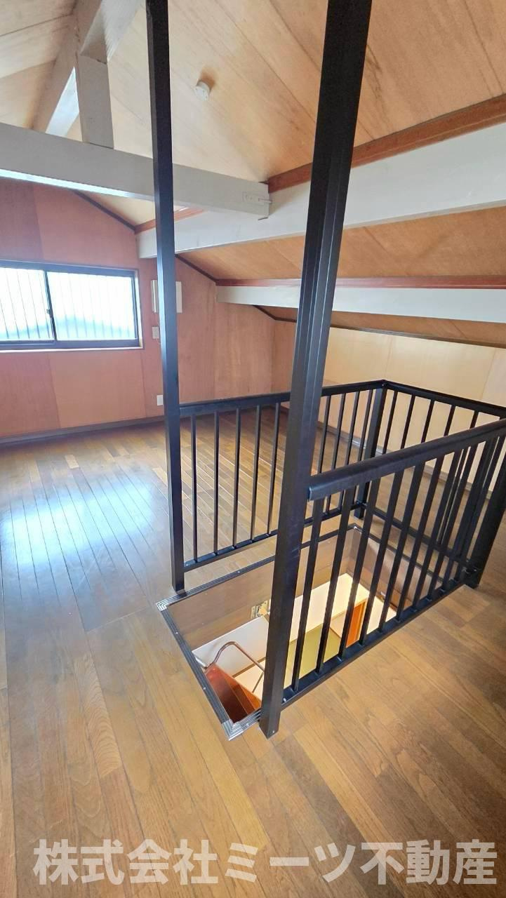 屋根裏収納付きでたっぷり収納していただけます♪