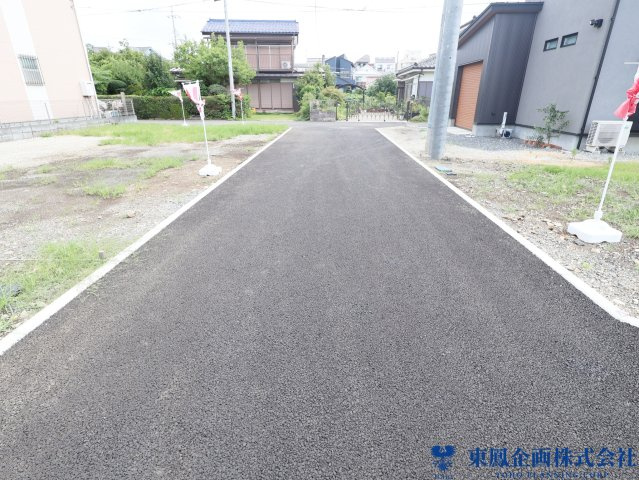 前面道路含む現地写真です